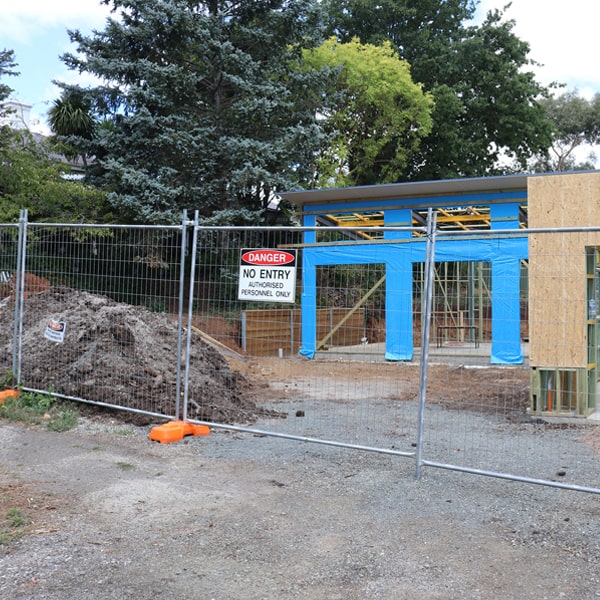 do you deliver and install temporary fencing and what's the cost for these services in Sedona